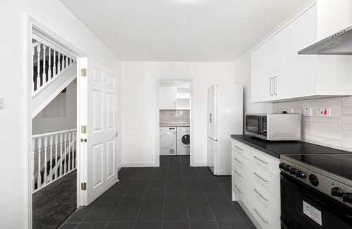Hale Apartment | Roomy 3 bedroom house, 2 baths Mill Hill