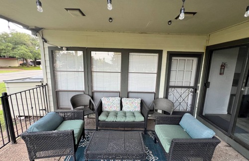 Lakeway House | Roomy 3bed/2bath by Lake Travis with community pool, pets welcome!