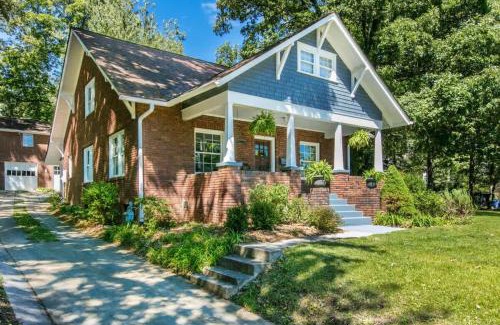 Druid Hills House | Roomy 5BR Bungalow with Backyard, Walk to Downtown