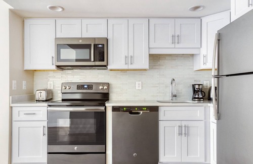 Court House Apartment | Roomy Clarendon 2BR w/W/D & Gym, across street from WF, by Blueground