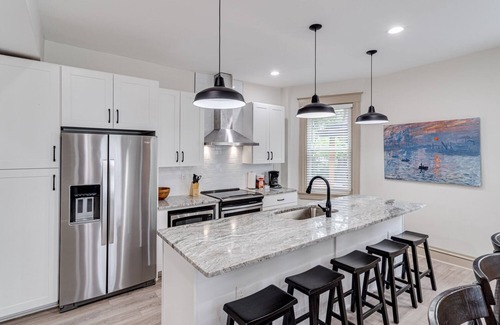 Mount Auburn House | ROOMY, COMFY, and CONVENIENT Historical Home