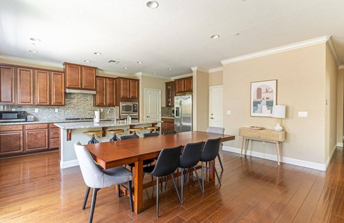 Dublin House | Roomy Dublin 5BR w/Backyard, Groceries, Park & Playground, by Blueground