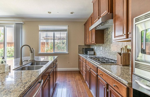 Dublin House | Roomy Dublin 5BR w/Backyard, Groceries, Park & Playground, by Blueground
