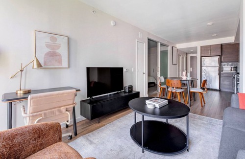 Civic Center Apartment | Roomy Hayes Valley 1BR w/Yoga Studio, 1 min to BART, by Blueground