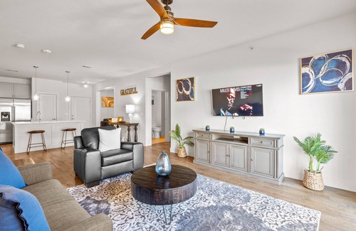 Country Club Plaza Area Apartment | Roomy Plaza 2bed w/Den and WK Space