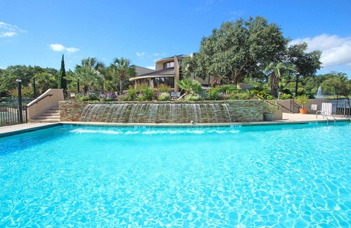 Folly Field Condo | Roomy Villa with WiFi, Pool, & Hot Tub - Steps from the Ocean