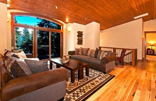 Ridgewood House | Rooney Ridge - Luxury 2600 Sq Ft, Cozy Fireplace, Family Room, Ping Pong Table!