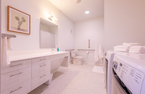 Des Moines Apartment | "Rosa" 2BD/2BA Downtown "Market District" Apt!