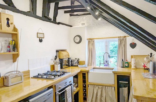Middleton-on-Sea Cottage | Rose Cottage, Middleton - a cottage that sleeps 4 guests in 2 bedrooms