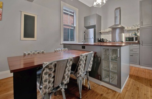 Wagga Wagga House | Rose Cottage - Stroll to CBD, Leafy Setting