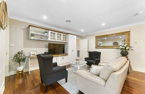 Bletchington House | Roselawn Manor | 5 Bedroom Entertainer
