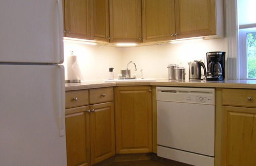 Rosemont Apartment | Rosemont 1st Fl: 2BR: Sunny Spacious Convenient