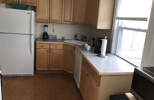 Rosemont Apartment | Rosemont 1st Fl: 2BR: Sunny Spacious Convenient