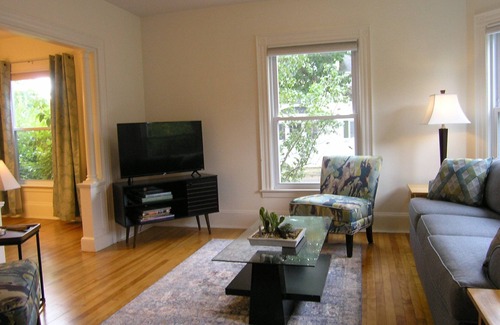 Rosemont Apartment | Rosemont 1st Fl: 2BR: Sunny Spacious Convenient