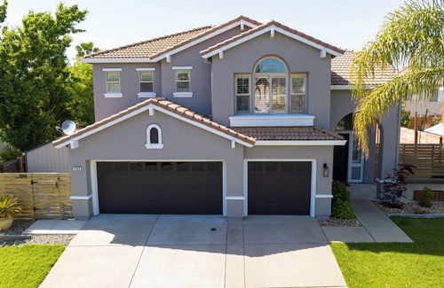 Roseville House | Roseville Resort With Salt Water Pool & Spa! Backyard BBQ, Fire Pit & Ping Pong.