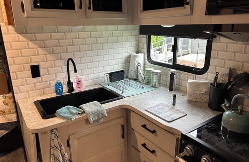 Canby House | Rosie Lea the RV nBackyard coziness close to downtown CanbynPet friendly