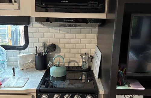 Canby House | Rosie Lea the RV nBackyard coziness close to downtown CanbynPet friendly