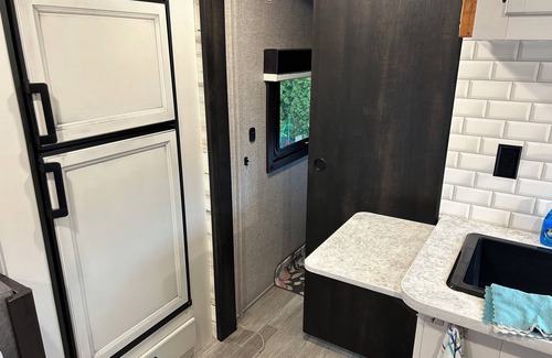 Canby House | Rosie Lea the RV nBackyard coziness close to downtown CanbynPet friendly