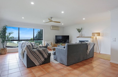 Merimbula House | Rosie's Seaview- 3 bedroom home with lake to ocean views- 3+ nights