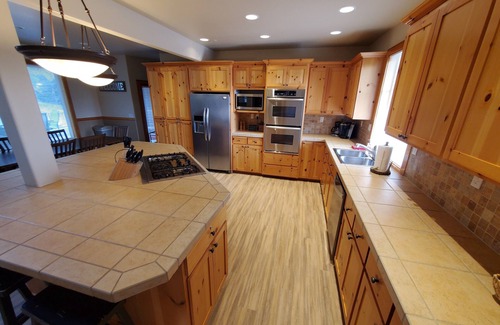Ronald House | Roslyn Pines: Hot Tub, Spacious Deck, Dogs Welcome