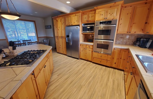 Ronald House | Roslyn Pines: Hot Tub, Spacious Deck, Dogs Welcome