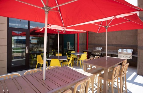 Roswell Hotel | Roswell’s Urban Ease: 3 Spacious Units. FREE Parking, Indoor Pool!