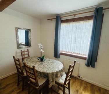 Rosyth House | Rosyth 3 Bedroom home-Near Edinburgh & M90 With Free Parking