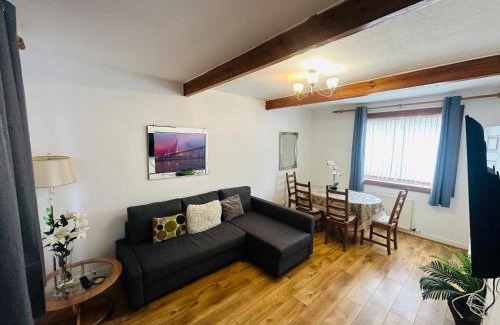 Rosyth House | Rosyth 3 Bedroom home-Near Edinburgh & M90 With Free Parking