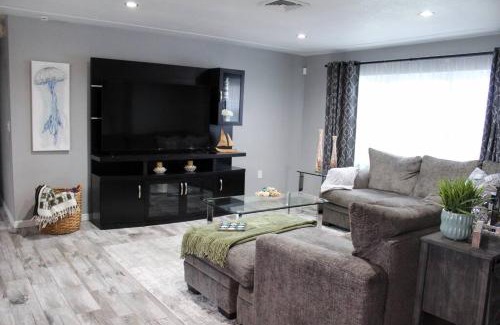 Oakland Hills House | Rotonda Pool Oasis Near Beaches - Sleeps 9