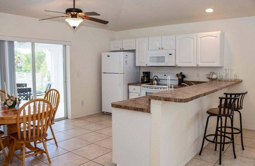 Rotonda West Condo | Rotonda West 2 Bedroom Condo w Lanai 9 miles to Gulf Beaches