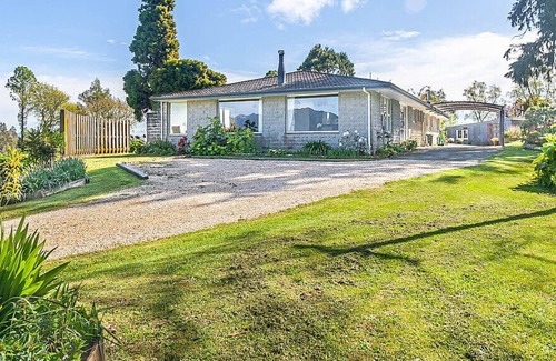 Takaka House | ROTOTAI RETREAT - TAKAKA HOLIDAY HOME, with a garden in Takaka
