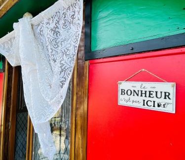 Vauvert House | Roulotte en Camargue-Hébergement insolite "LA ROULOTTE DE ROMIE", à 15 minutes d'AIGUES-MORTES