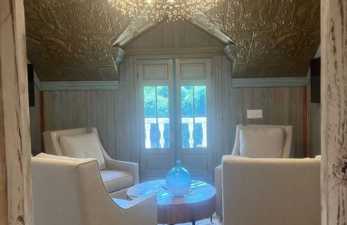 Round Top House | Round Top Retreat at The 303