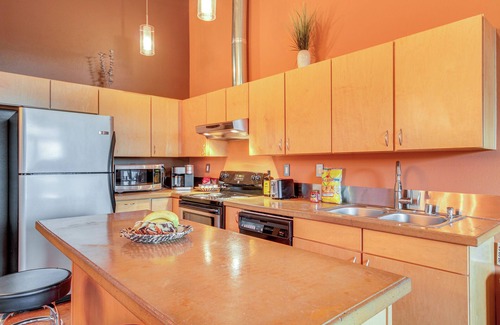 Raynolds Addition Apartment | Route 66 View: Penthouse in Dtwn Albuquerque!