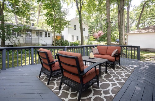 Grand Beach House | Royal Cottage/fire pit/steps from beach/2 blks to, tennis, b-ball and pickleball