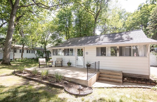 Grand Beach House | Royal Cottage/fire pit/steps from beach/2 blks to, tennis, b-ball and pickleball