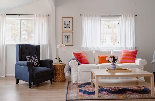 Grand Beach House | Royal Cottage/fire pit/steps from beach/2 blks to, tennis, b-ball and pickleball