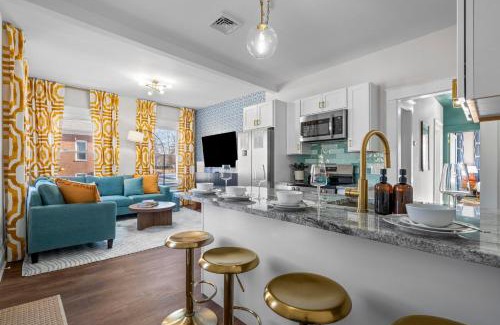 Westside Norwich Apartment | Royal Flush-6 King Beds-18 Mi To Mohegan