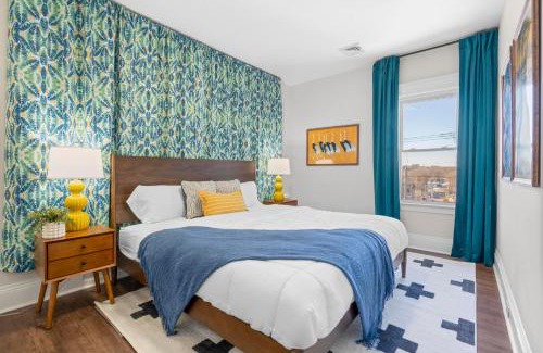 Westside Norwich Apartment | Royal Flush-6 King Beds-18 Mi To Mohegan