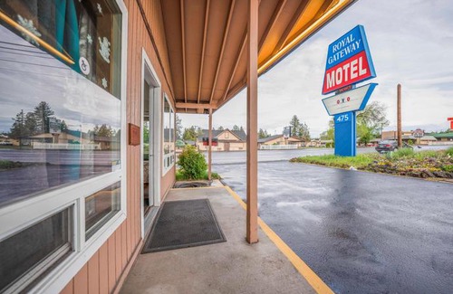 Larkspur Hotel | Royal Gateway Motel by OYO