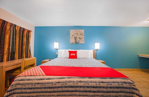 Larkspur Hotel | Royal Gateway Motel by OYO