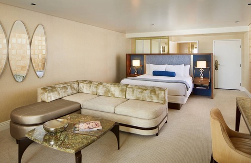 Norma Triangle Hotel | Royal Vista Suite at The London West w/Rooftop Pool Near Beverly Hills