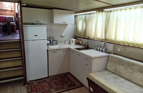 Ashkelon Boat Rental | RoyalSeaSuite 'Live and Live on the Water' for roommates
