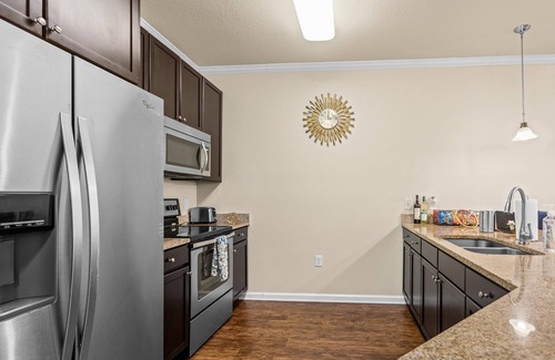 Deerwood Apartment | Royalty Resort Style With Free Wine