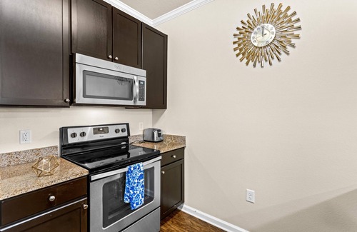 Deerwood Apartment | Royalty Resort Style With Free Wine