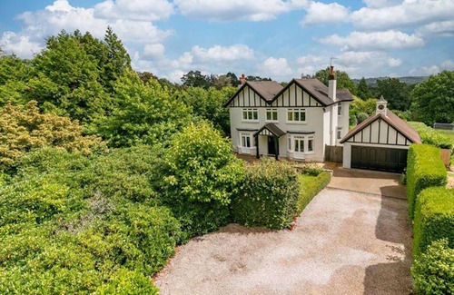 East Grinstead House | Rozel - Ashdown Forest views, huge garden, sleeps 14 in East Grinstead