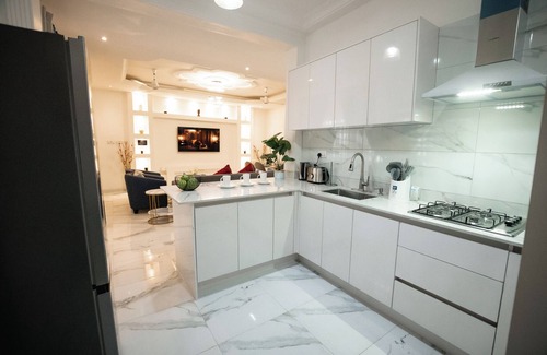 Adenta House | RS Royal Executive: Luxurious 2BR Apartment F3-2 with WiFi, AC in fabulous Accra