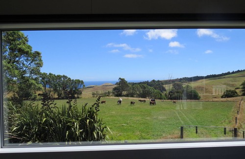 Raglan House | Ruapuke Retreat - Raglan Coastal &.Rural Views