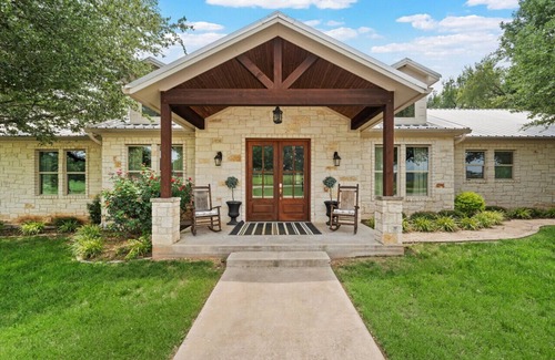 Lacy-Lakeview House | Ruby Dell Ranch - Just 10 mins from downtown Waco!