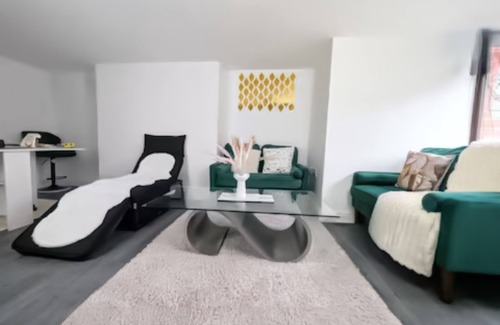 Withington Apartment | Ruby Haven, Didsbury: 15mins to Manchester Airport, Sleeps4 adults, Pet friendly
